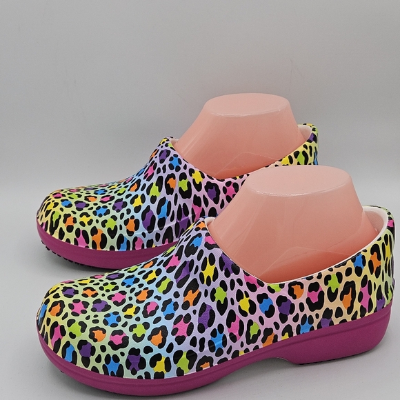 NEW Lisa Frank × CROCS nonmarking, slip resistant cheetah print  clogs size 7 - Picture 4 of 15